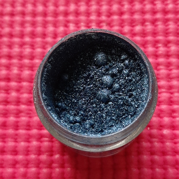 MAC bell bottom blue eye shadow pigment. - Picture 3 of 5
